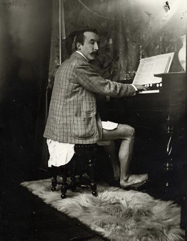 Поль Гоген без штанов играет на гармониуме в студии Альфонса Мухи, 1895 год