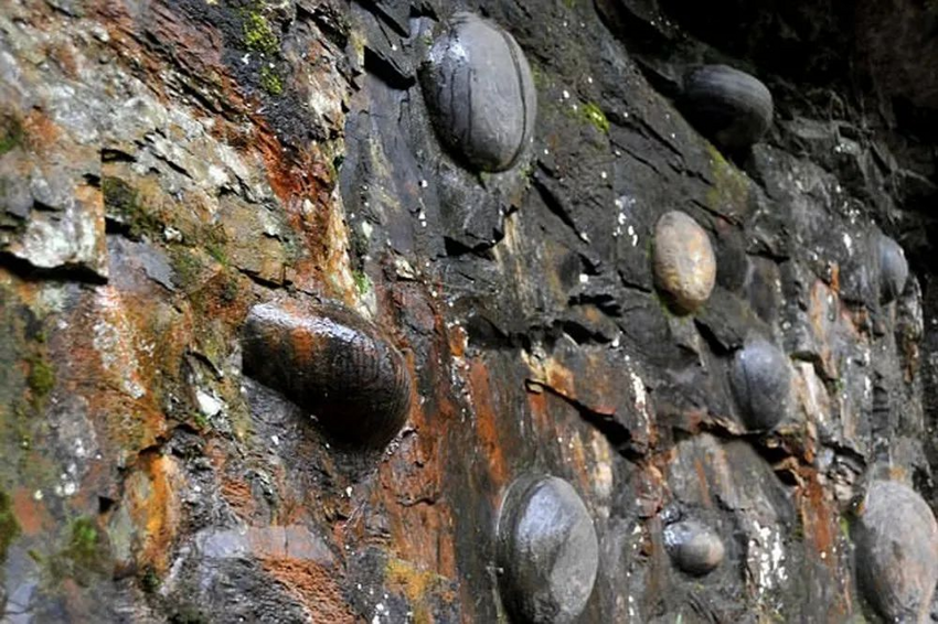 В Китае скала откладывает каменные яйца