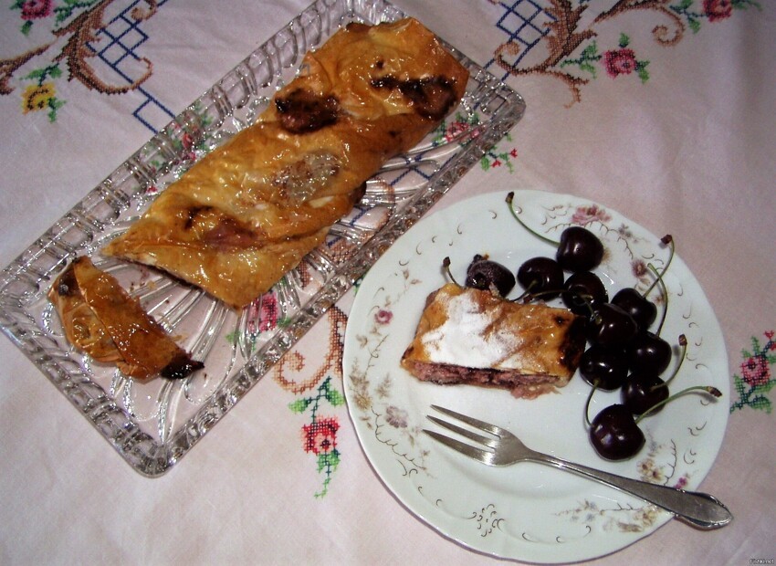 Пирог из слоёного теста с творогом и вишнёвым вареньем