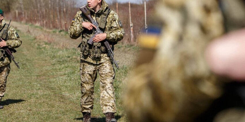 Украинских пограничников избили и лишили оружия