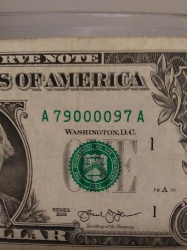 13. Серийный номер на этой долларовой банкноте - палиндром
