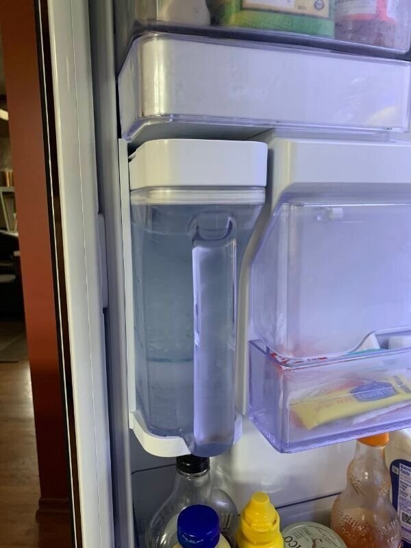 16. "В нашем новом холодильнике есть кувшин с фильтрованной водой"