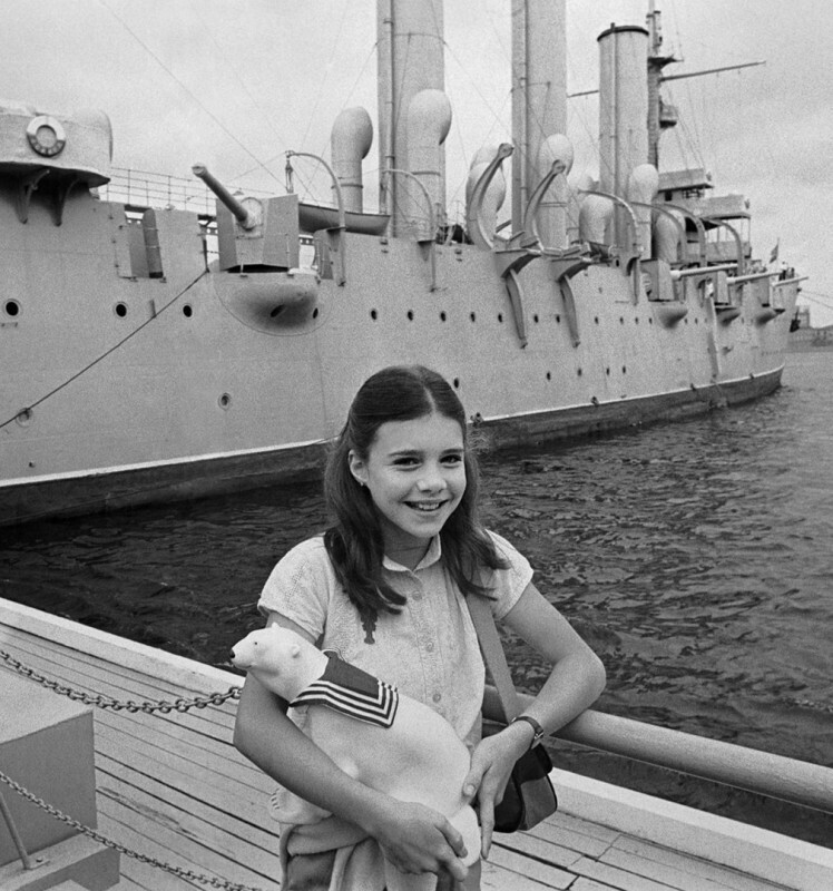 Саманта Смит с сувениром, подаренным ей экипажем крейсера ''Аврора'', июль 1983 года.