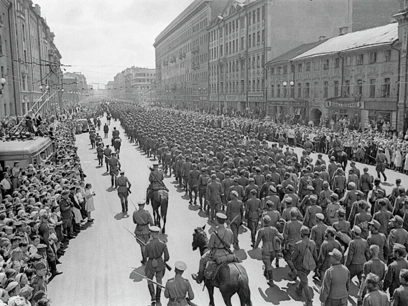 "Парад" пленных немецких солдат и офицеров по Москве. Автор: Михаил Трахман 17 июля 1944 года.