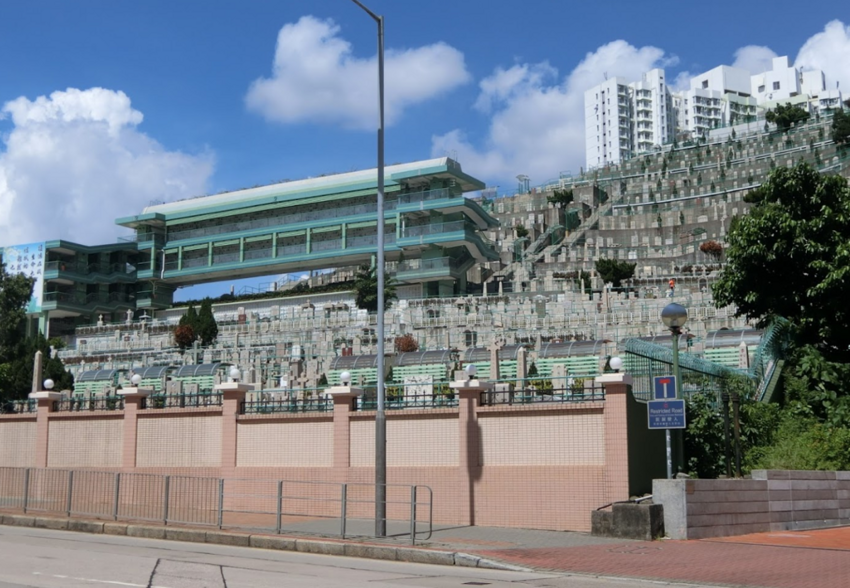Необычное кладбище в Гонконге, построенное в виде амфитеатра