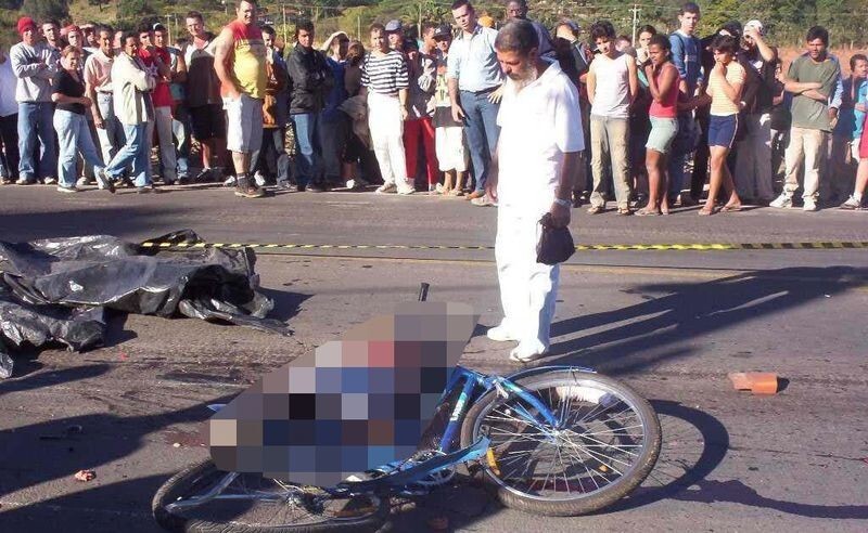Две бразильские велосипедистки оказались под колесами грузовика