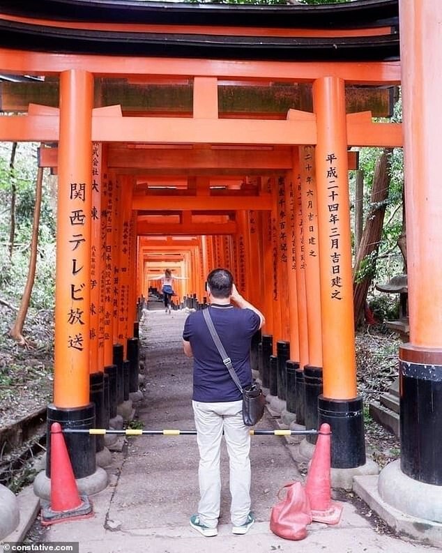 6. Блогерша проигнорировала то, что храм Фусими Инари в Киото закрыли по соображениям безопасности, потому что хотела сделать красивое фото для соцсетей