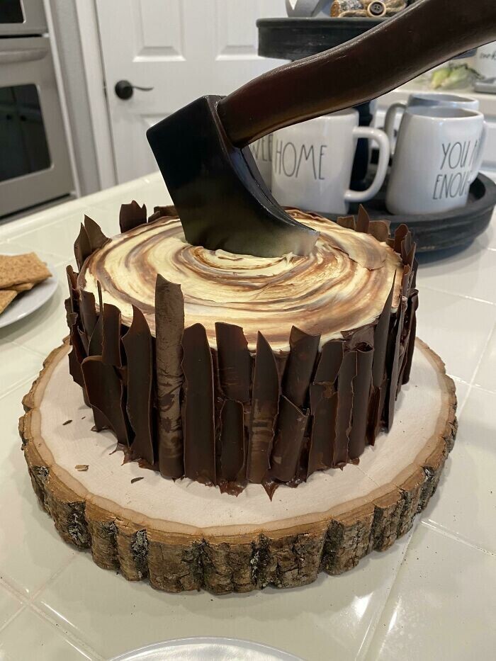 Шоколадный именинный торт для лесоруба