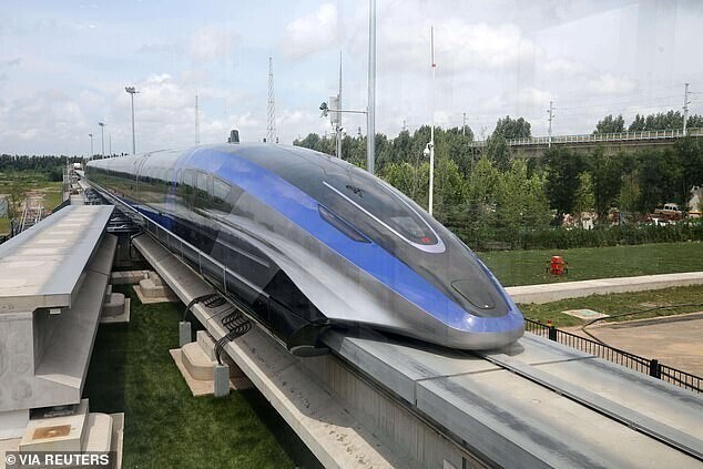 В Китае запустили самый быстрый в мире поезд