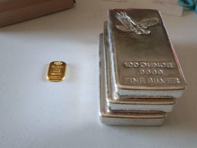 9. 5000 долларов в золоте и столько же в серебре