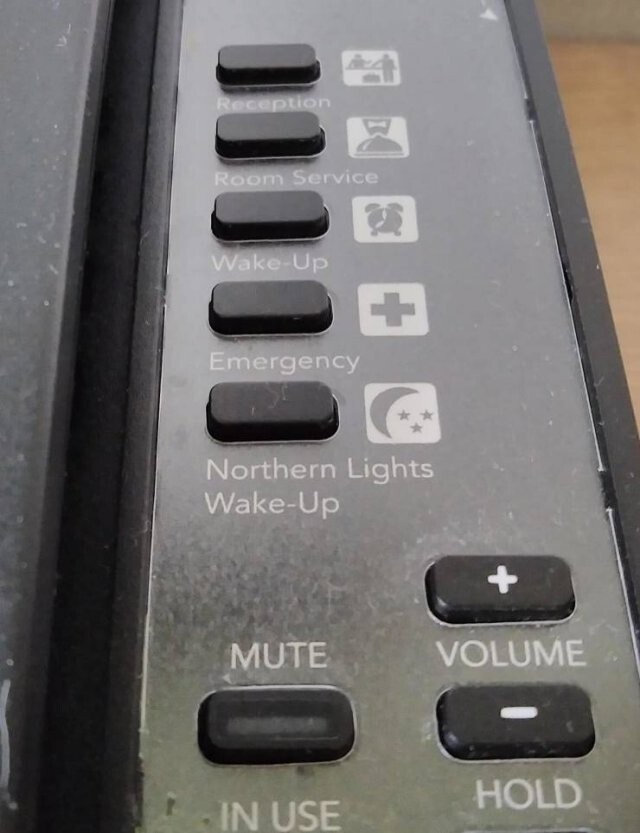 3. В отелях Исландии на телефоне есть специальная кнопка: если ее нажать, вас разбудят, когда будет видно северное сияние