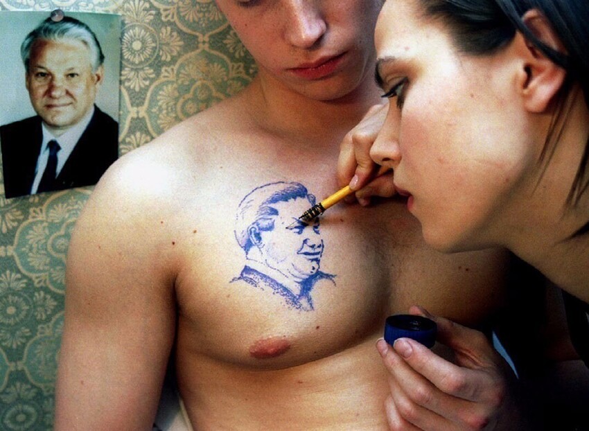 Девушка делает татуировку Б.Н. Ельцина.
