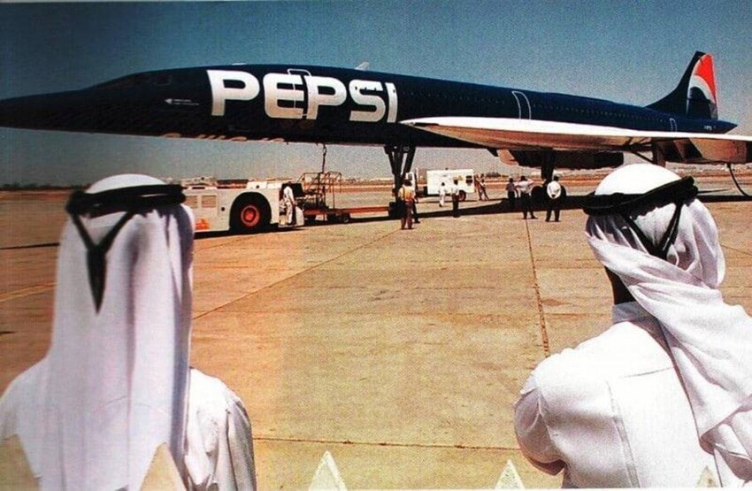Самолет Concorde с логотипом Pepsi во время его рекламного тура на дозаправке, 1996 год, Дубай