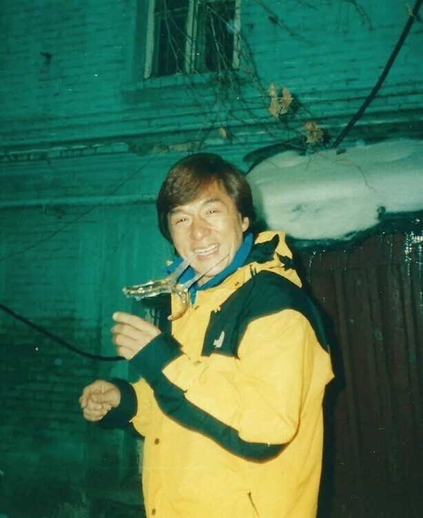 Джеки Чан во время съемок фильма "Первый удар", Москва, 1996 г.