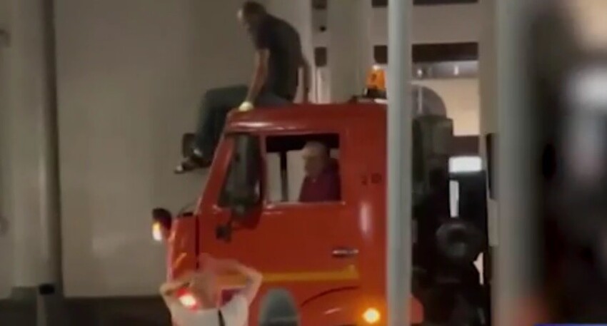 Житель, а скорее гость столицы разобрался с оскорбившей его поливочной машиной: видео