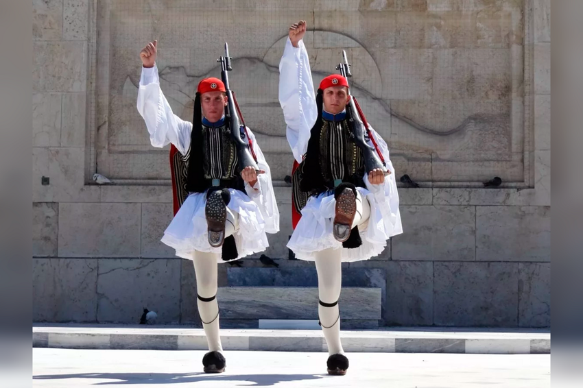 Почему греческие гвардейцы носят юбки и туфли?