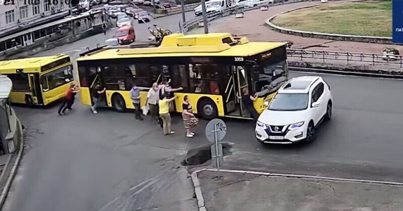 Курьёзный случай: пассажиры троллейбуса устроили ДТП