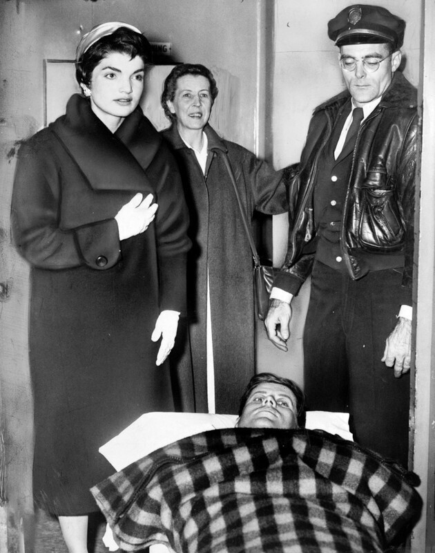 Джон Ф. Кеннеди уезжает на каталке из больницы после операции на позвоночнике с женой Жаклин. Декабрь 1954 года