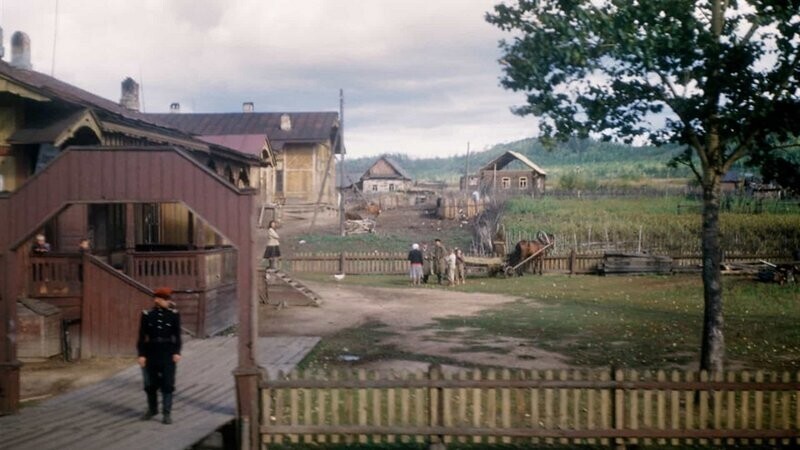 Советское село у железной дороги, тайно снятое из окна поезда американским шпионом Мартином Майнхоффом, 1952 г.