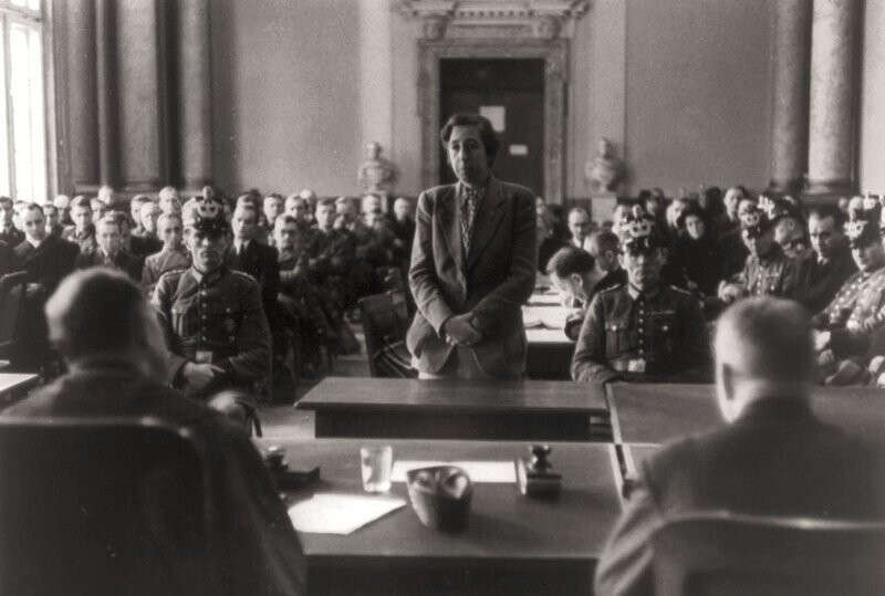 Элизабет «Лило» Глоден, одна из участниц покушения на Гитлера, стоит перед нацистским судом, 1944 год