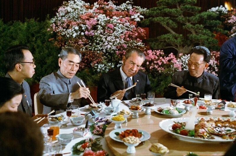 Президент Никсон на обеде с руководителями Китая в Пекине, 1972 г.
