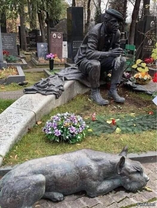 На Новодевичьем кладбище в Москве есть памятник великому клоуну