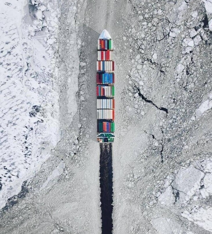 50. Грузовое судно идет сквозь лед Финского залива