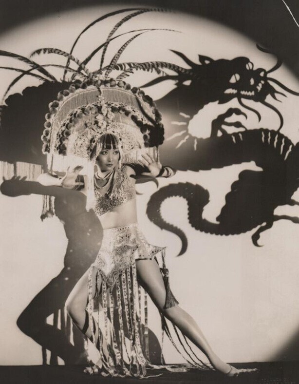 Актриса Анна Мей Вонг во время съемок фильма "Дочь дракона". 1931 год