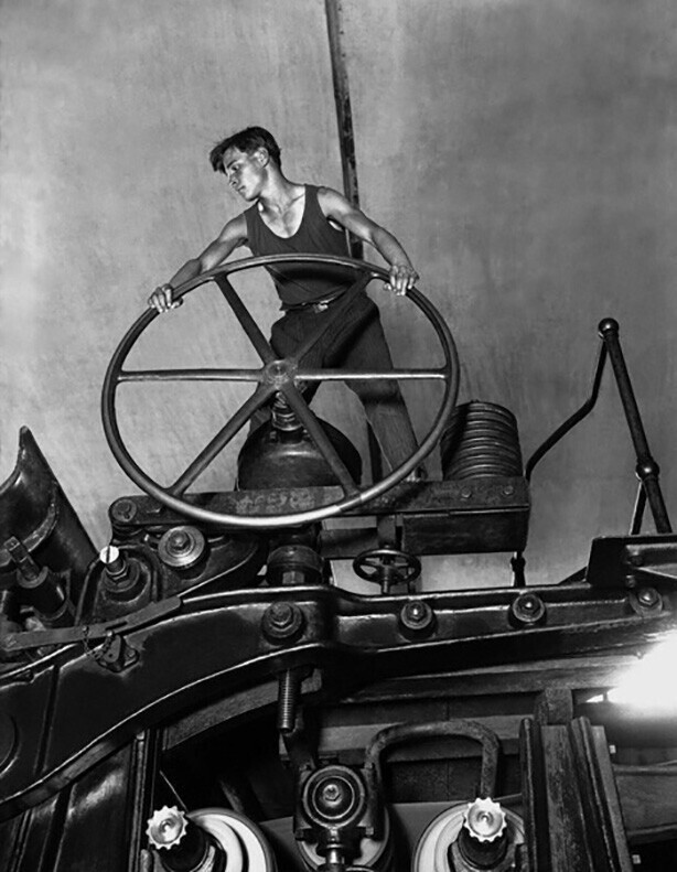 Молодой рабочий за штурвалом бумагоделательной машины, СССР, 1929 год