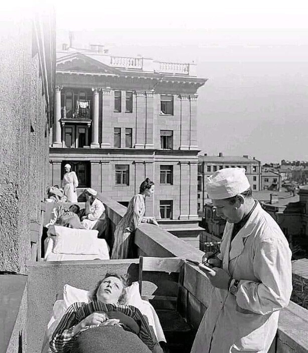 Пациенты Государственного центрального института курортологии на Новинском бульваре принимают воздушные ванны, Москва, 1951 год