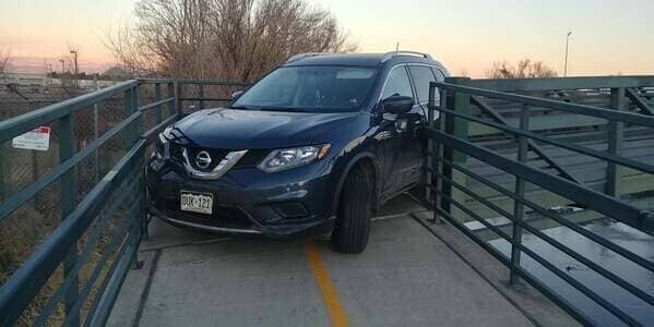 7. Водитель Nissan Rogue застрял при повороте на пешеходном мосту в Денвере. Мост предназначается для пешеходов и велосипедистов