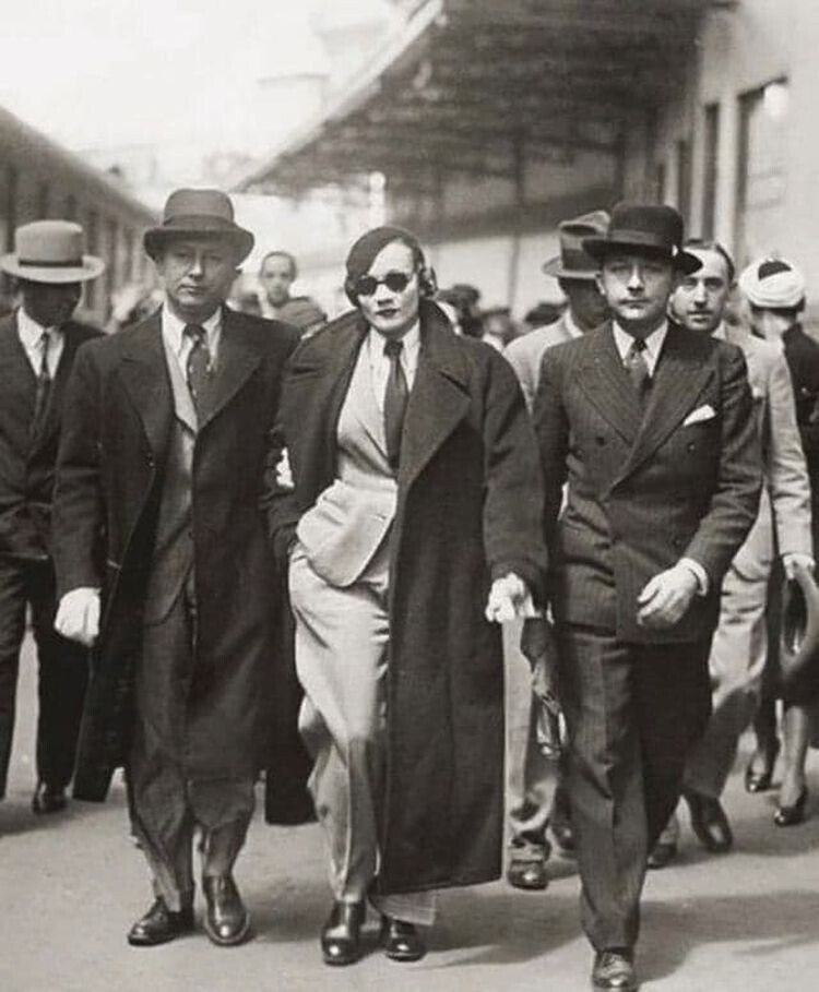 Марлен Дитрих задержана на вокзале в Париже в 1933 году за нарушение запрета на ношение женщинами брюк