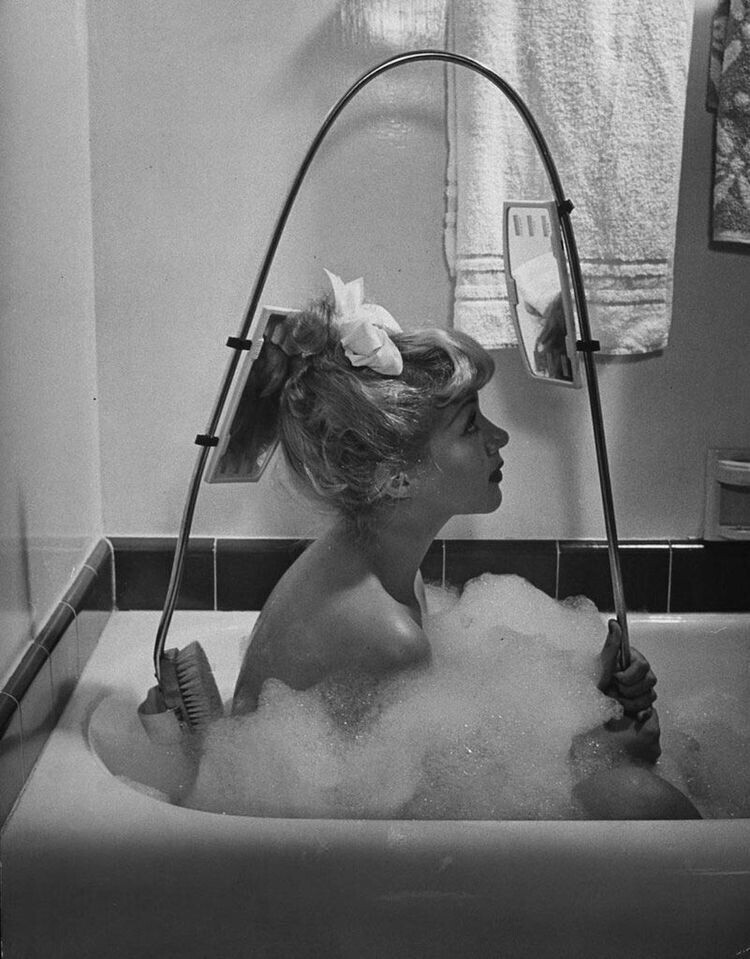 Щёточка для спины с зеркалом заднего вида, 1947 год