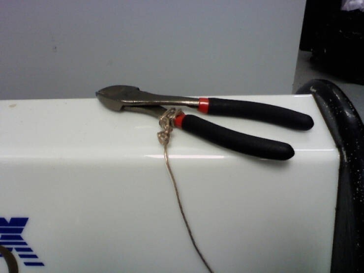 "Начальник решил сделать так, чтобы ножницы для кабелей больше не воровали. Но я сомневаюсь, что это поможет"