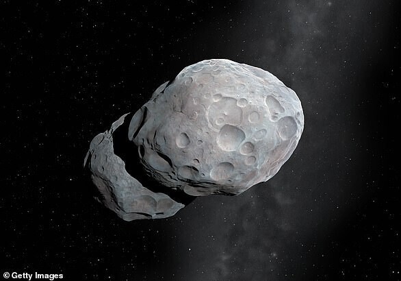 К Земле приближается астероид размером с египетскую пирамиду