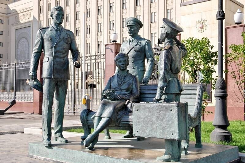 В Москве установлен памятник героям фильма «Офицеры»