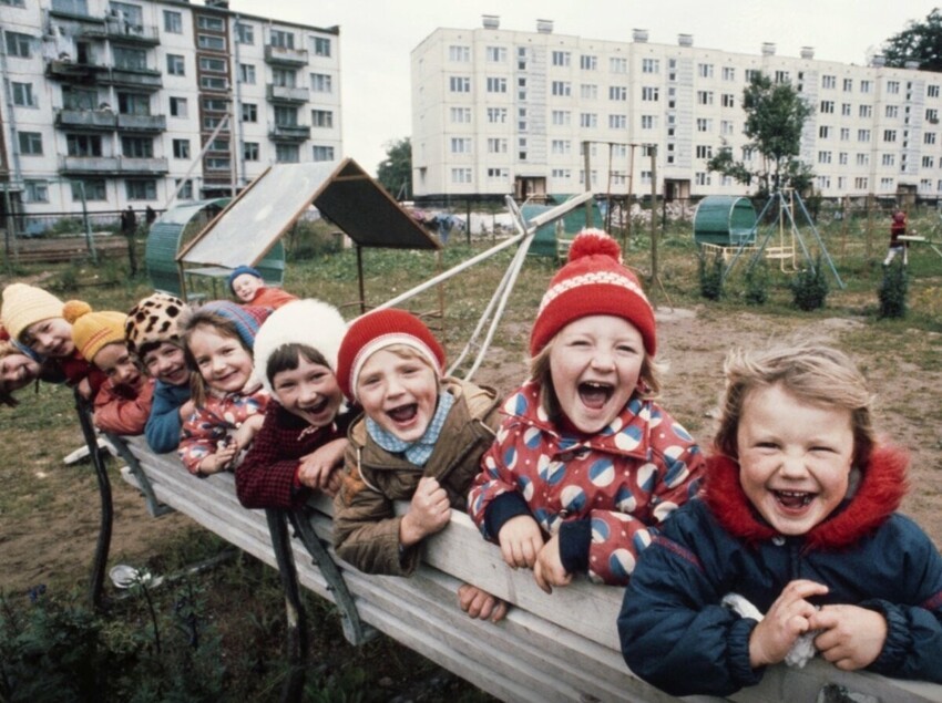 Вспомним советские дворы, из которых детвора не хотела уходить, сколько бы мамы не зазывали по домам