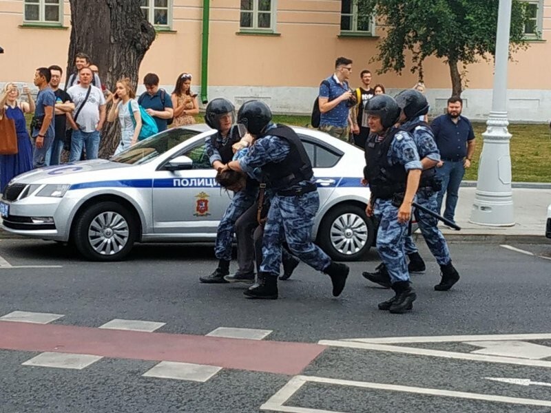 Усы, лапы и хвост: россиянин предъявил полиции содержание трусов, вместо документов