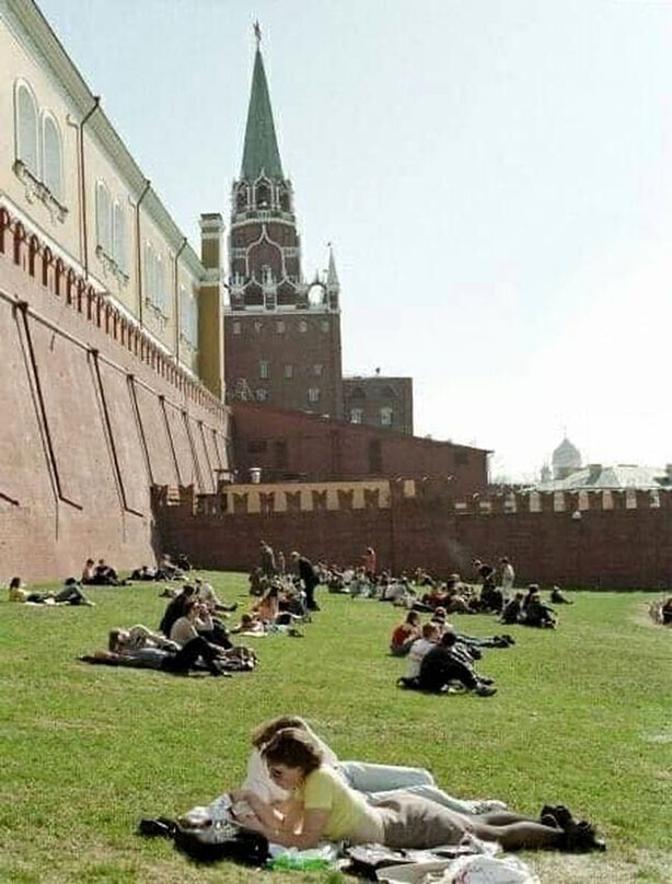 Москвичи отдыхают под стенами Кремля, 1999 год