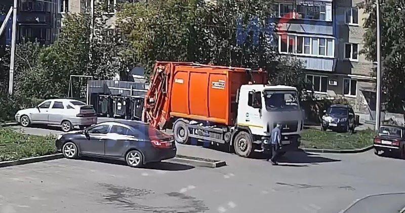 Трагическая случайность: в Челябинской области мусоровоз переехал пенсионера