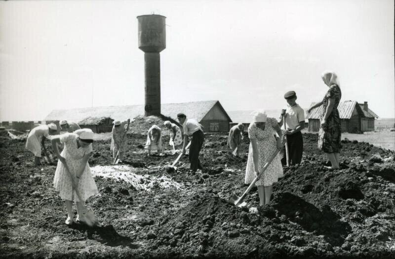 Городские и сельские: портреты советской молодежи 60-х годов