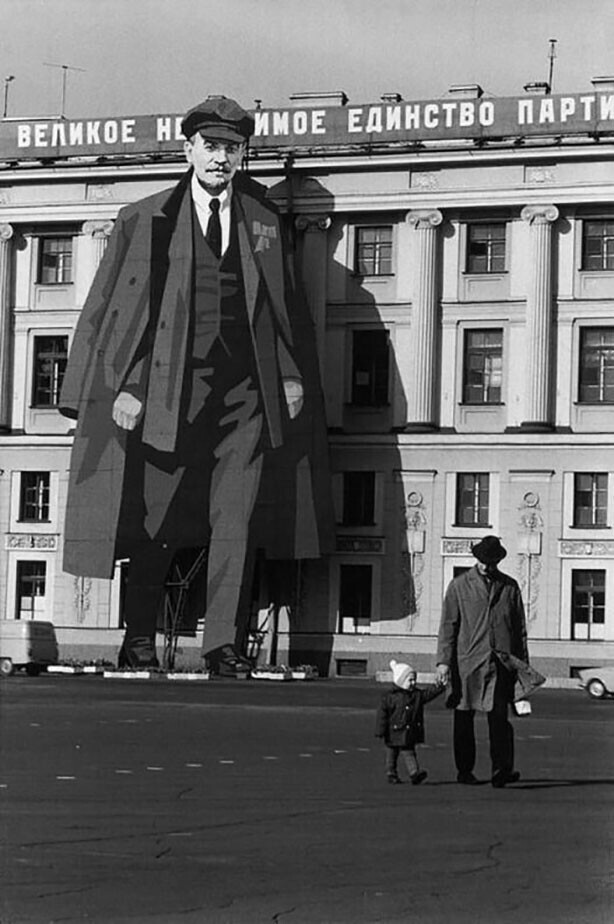 Изображение Ленина на фасаде Зимнего дворца по случаю 9 Мая, Ленинград, 1973. Анри Картье-Брессон.