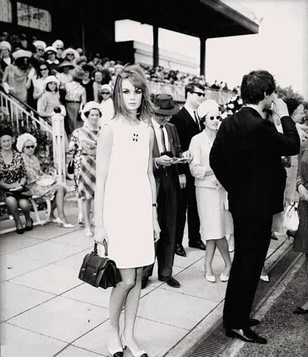 Английская модель Джин Шримптон одной из первых набралась смелости появиться на публике в платье выше колен. Летом 1965 года она приехала в таком виде на скачки в Мельбурне, вызвав настоящую сенсацию