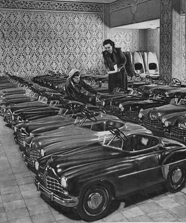На фабрике педальных автомобилей. Львов, 1950-е