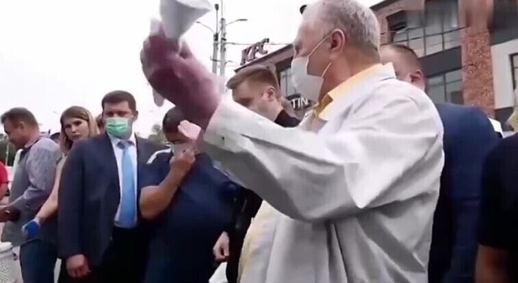 "Это показуха!": бабушка из Истры отчитала Жириновского и не взяла предложенные ей деньги