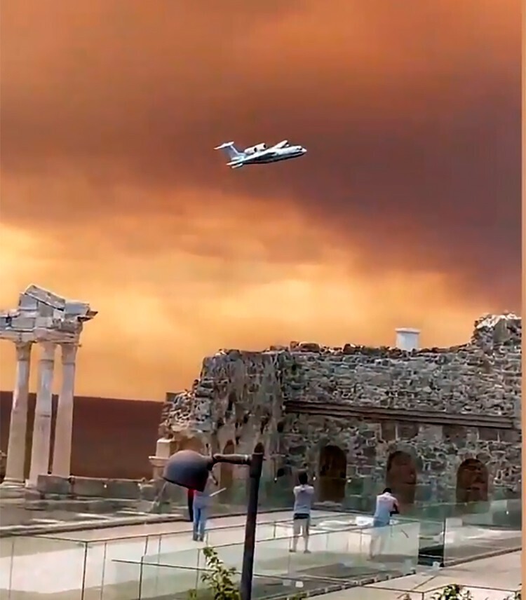 Пожаров много - отпуск один: туристы из Турции делятся фото на фоне клубов дыма