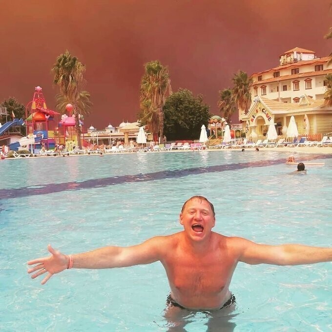 Пожаров много - отпуск один: туристы из Турции делятся фото на фоне клубов дыма