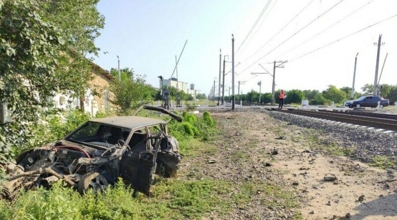 Вчера праздновал, сегодня на больничной койке: в Крыму поезд на переезде протаранил ВАЗ
