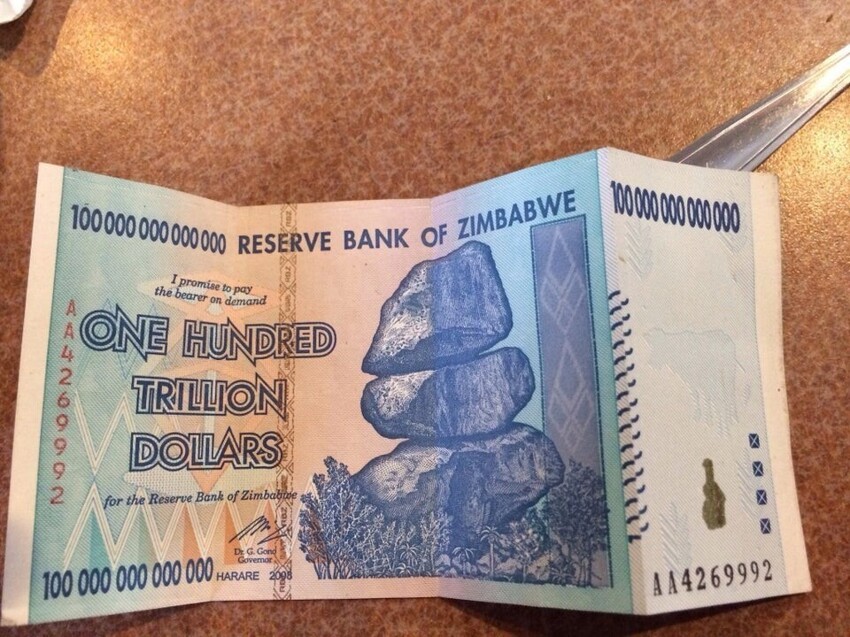 Купюра 100 триллионов долларов 2008 года из Зимбабве