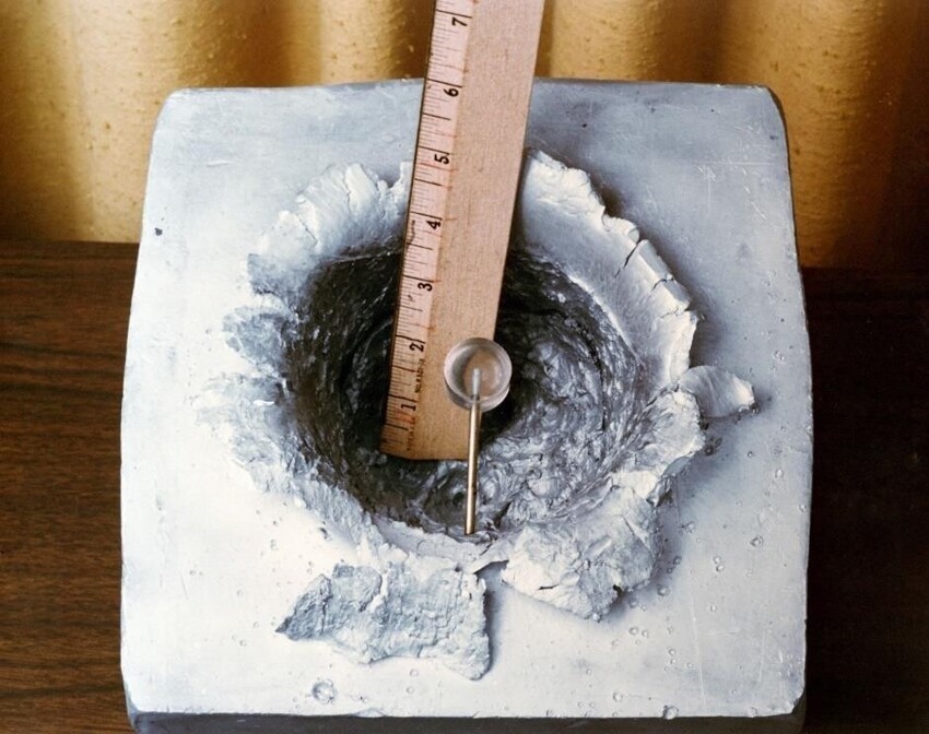 Алюминиевая плита, в которую выстрелили однопенсовой монетой со скоростью 7 тысяч метров в секунду